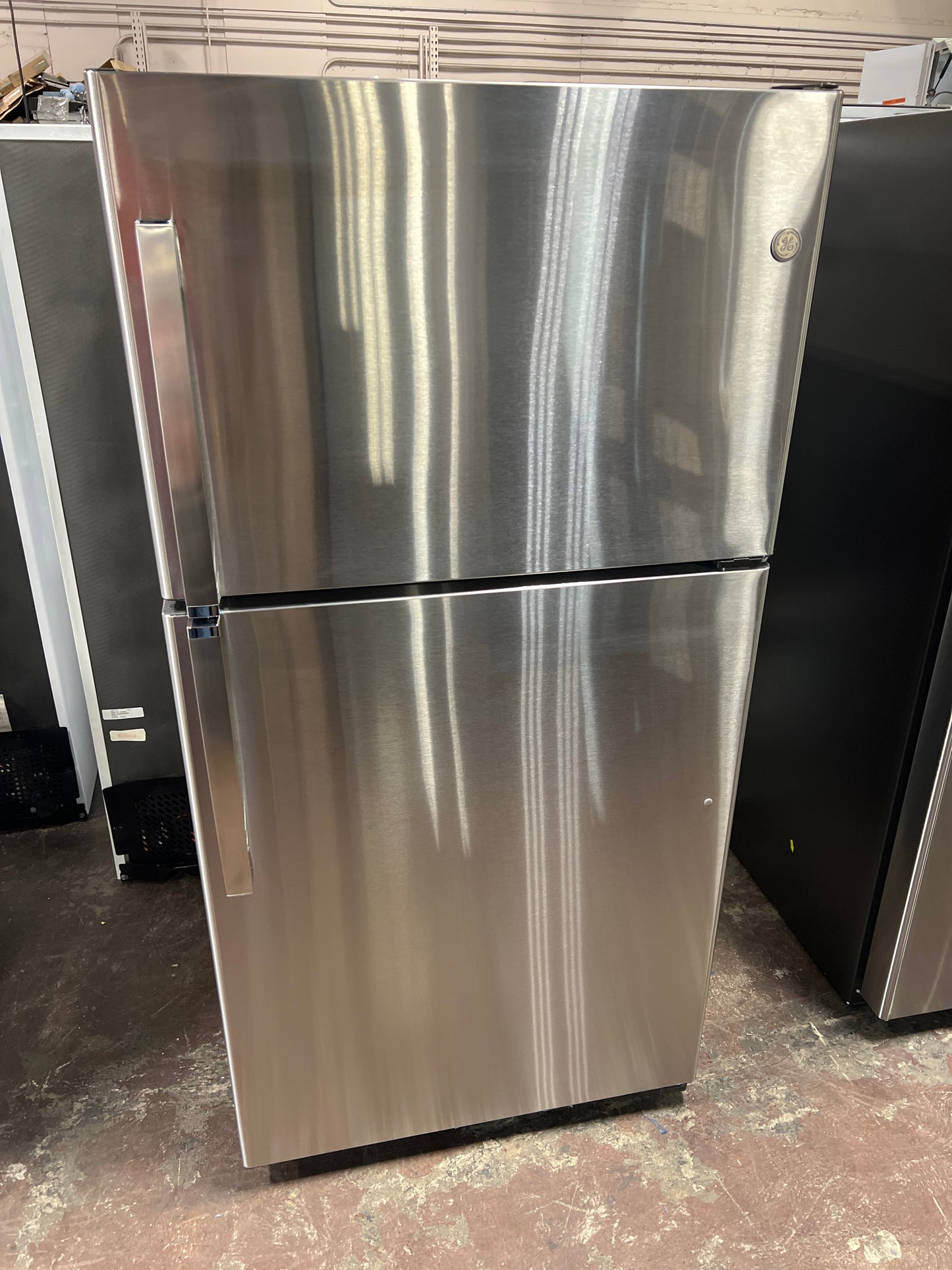 GE GE® ENERGY STAR® 21.9 Cu. Ft. Top-Freezer Refrigerator