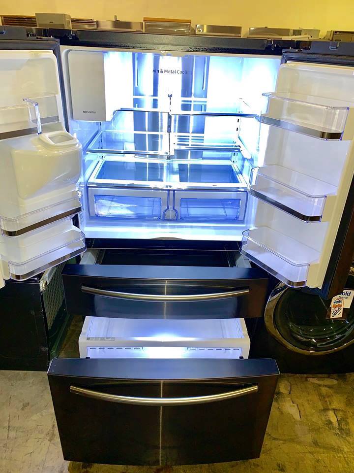 SAMSUNG FRENCH 4 DOOR FAMILY HUB REFRIGERATOR IN BLACK STAINLESS