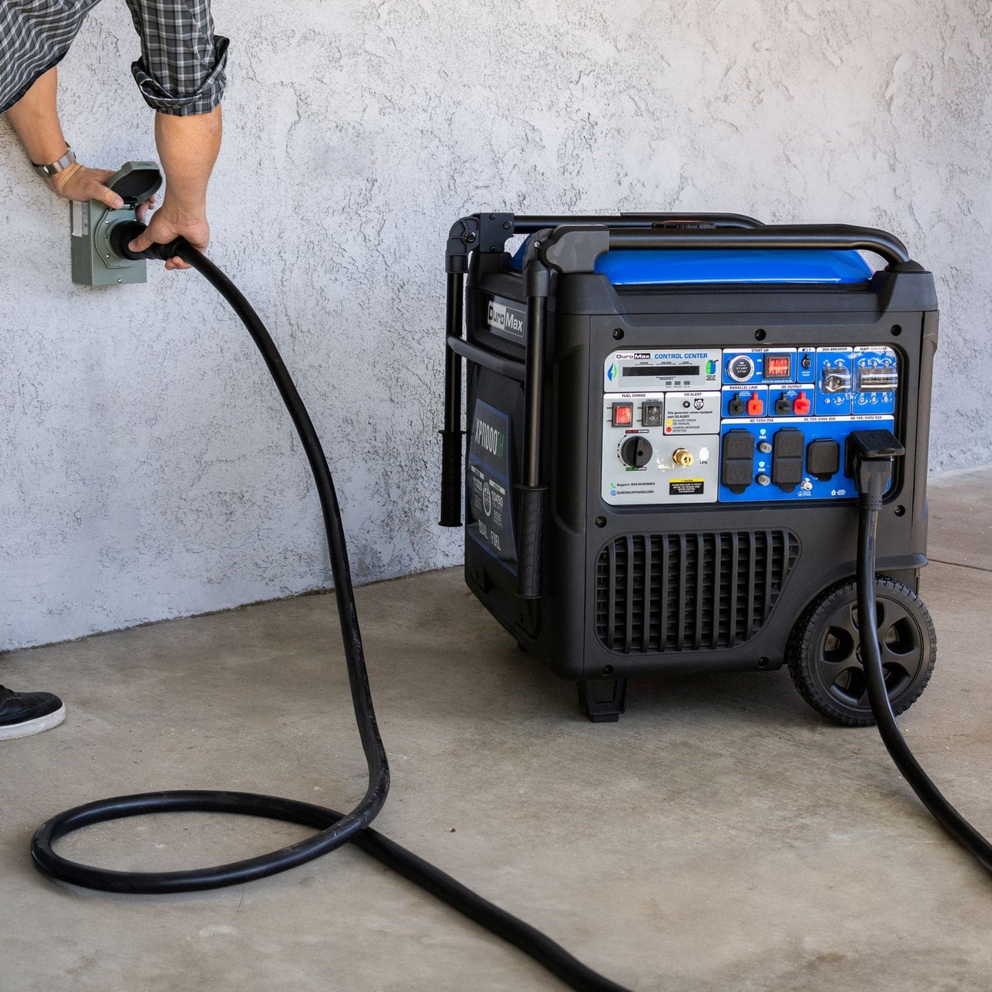 DuroMax XP11000iH Dual Fuel 9000W/11000W Portable Inverter Generator | CO Alert