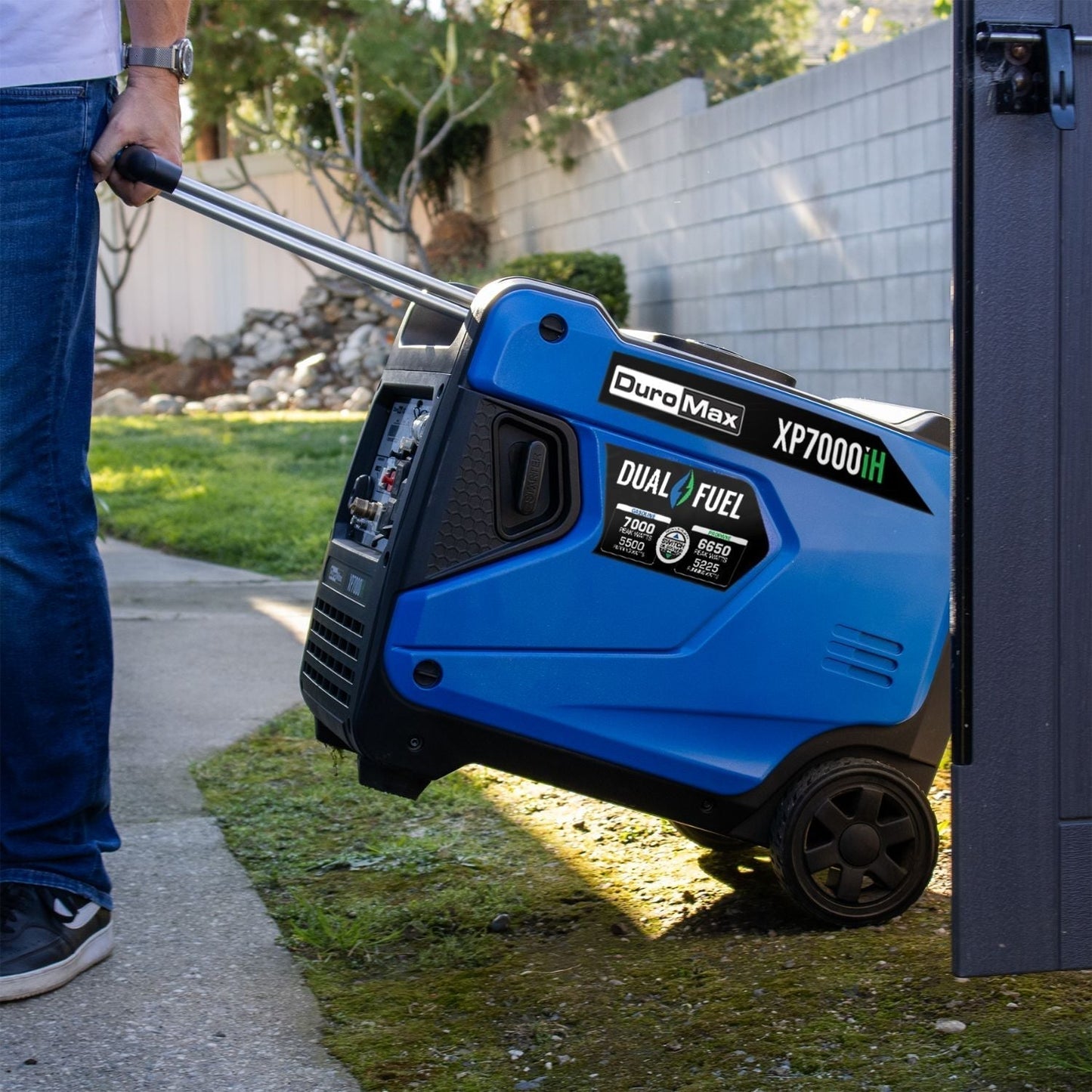 DuroMax XP7000iH Dual Fuel 9000W/7000W Portable Inverter Generator | CO Alert