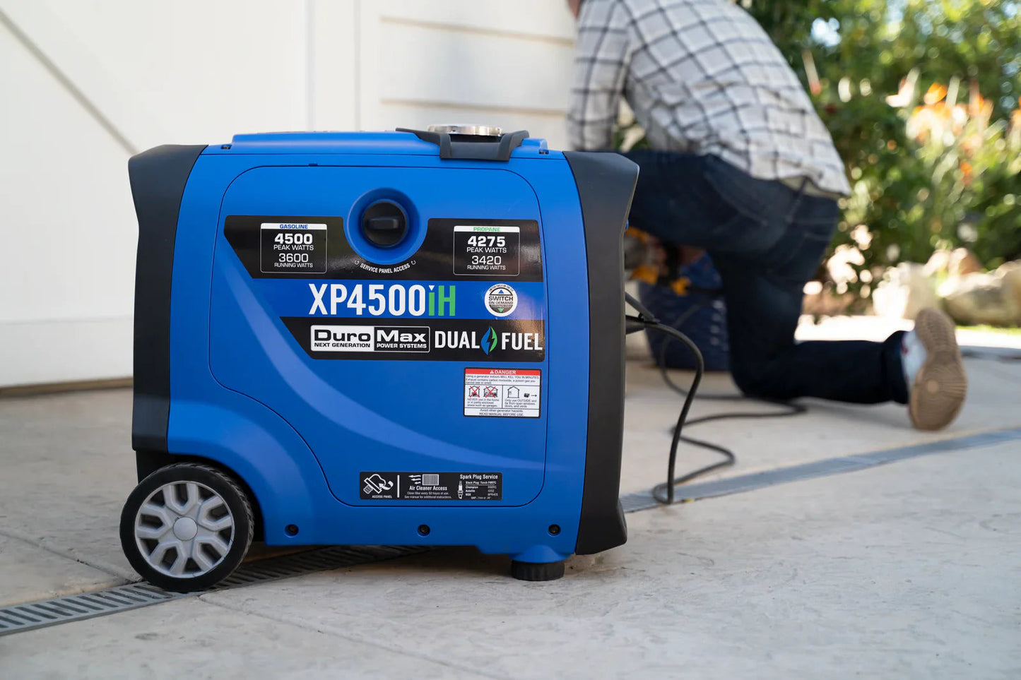 DuroMax XP4500iH Dual Fuel 3420W/4500W Portable Inverter Generator | CO Alert