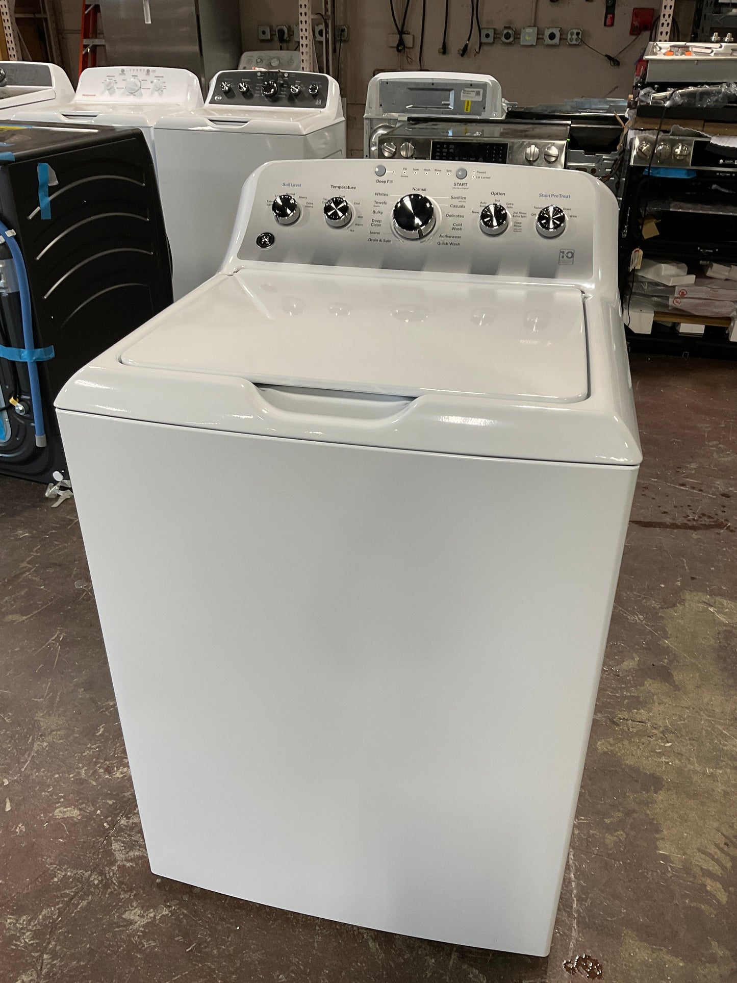 GE GE® ENERGY STAR® 4.6 cu. ft. Capacity Washer with Stainless Steel Basket and Stain PreTreat