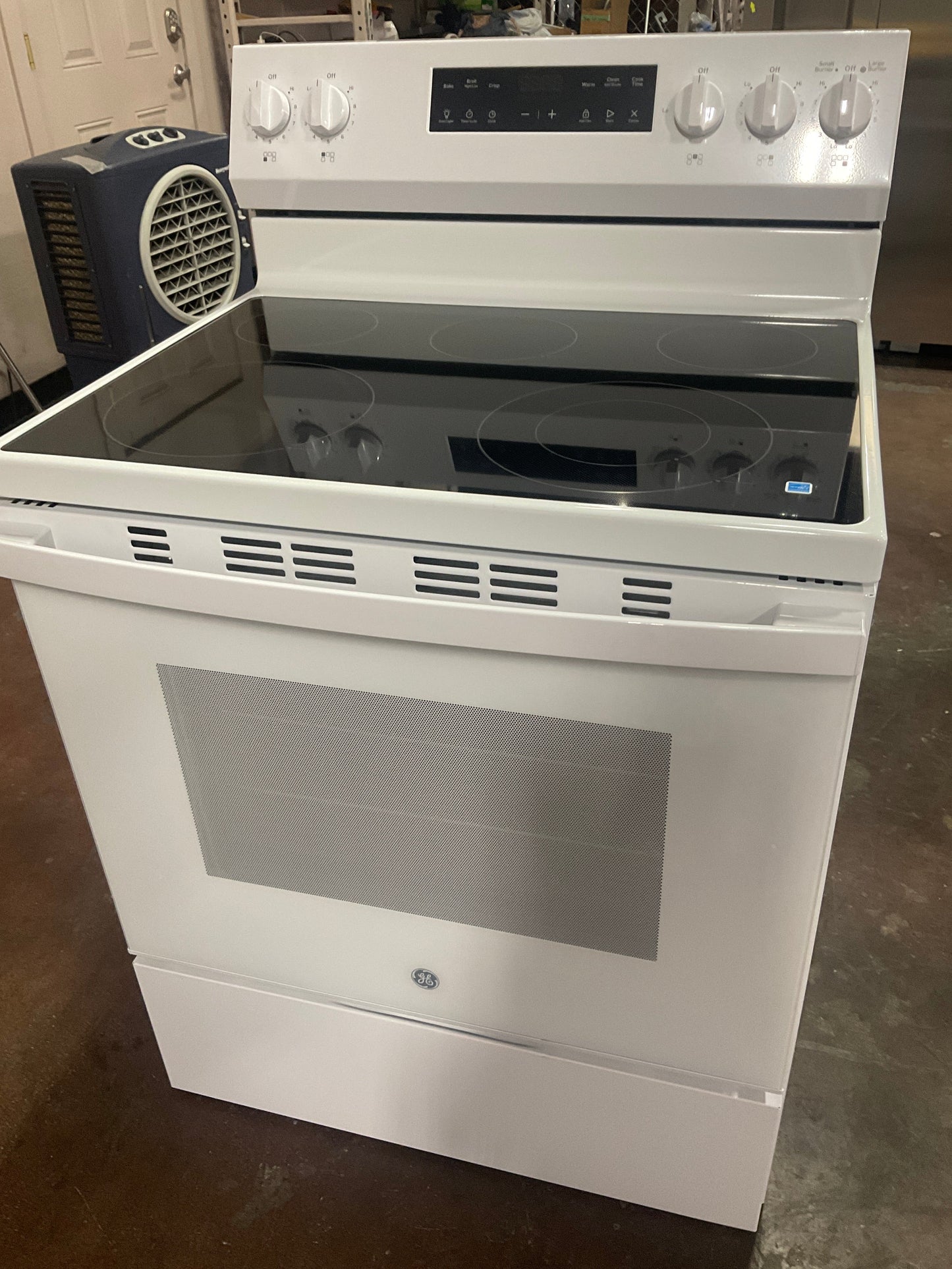 GE® ENERGY STAR® 30" Free-Standing Electric Range with Crisp Mode