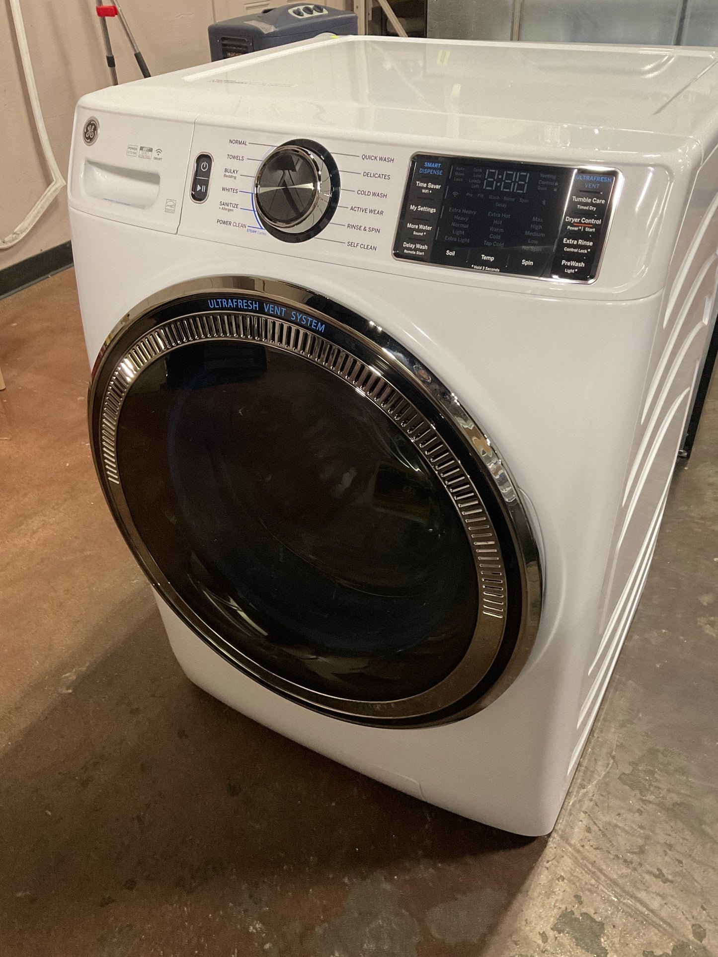 GE GE® ENERGY STAR® 5.0 cu. ft. Capacity Smart Front Load Steam Washer with SmartDispense™ UltraFresh Vent System with OdorBlock™ and Steam