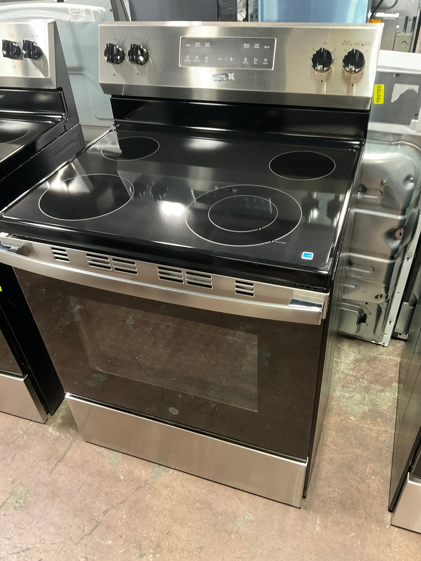 GE GE® ENERGY STAR® 30" Free-Standing Electric Range